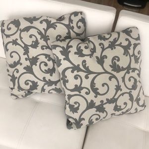 2 decorative throw pillows